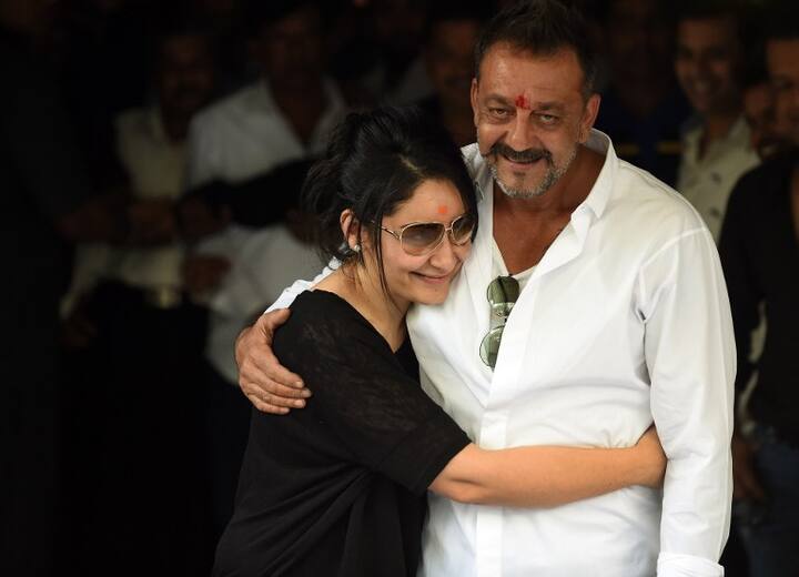 જસ્ટિસ આર એમ સાવંત અને સાધના જાધવની બેન્ચે પૂણેના એક રહેવાસી પ્રદીપ ભાલેકરની એક જાહેર હિતની અરજી પર આ સવાલ કર્યો છે. ભાલેકરે સંજય દત્તના કારાવાસ દરમિયાન તેને મળેલા નિયમિત ફર્લો અને પેરોલને પડકાર્યો છે. એ પછી કોર્ટે રાજ્ય સરકારને સવાલ કર્યો છે કે દત્તને માફી આપવાનું નકકી કરતી વેળાએ ક્યા માપદંડો ધ્યાનમાં લેવાયા હતા અને કઇ પ્રક્રિયા અનુસરવામાં આવી હતી.