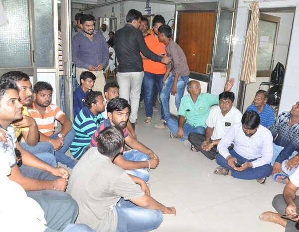 તેમણે કેતનને સ્થળ પર ધોલધપાટ કરતા તથા અપહરણ કરીને લઈ જતા ગામના અરવિંદભાઇ રણછોડદાસ પટેલે જોયા હતા. એ લોકો કેતનને ગલ્લા પર લઇ ગયા હતા અને ત્યાં ખૂબ માર માર્યો હતો અને ત્યાર બાદ ગંભીર રીતે ઈજાગ્રસ્ત હાલતમાં તેને મહેસાણા તાલુકા પોલીસ સ્ટેશનમાં હાજર કર્યો હતો.