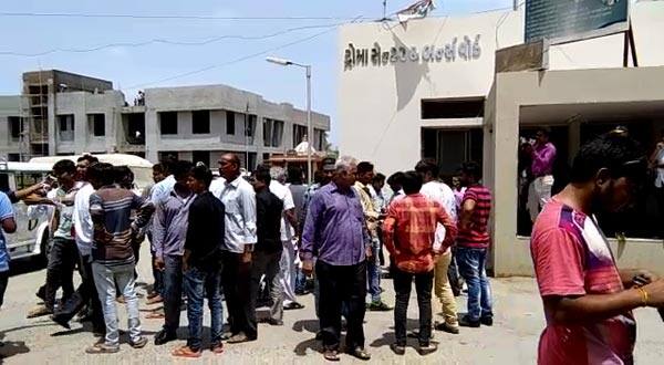 પોલીસ અધિકારીએ પણ કેતનનો ગેરકાયદે કબજો લઇ લોકઅપમા પૂરી દીધો હતો. 1 જૂને બપોરે અજાણ્યા વ્યક્તિએ ફોન કરીને મહેન્દ્રભાઇને કહ્યું હતું કે, તમારો દીકરો અમારા કબજામાં છે ને રૂપિયા 50 હજાર આપીને છોડાવી જાવ. આ વ્યક્તિ ક્યાંથી બોલતી હતી, પોલીસ હતો કે ખાનગી વ્યક્તિ તેની તેમને કોઇ માહિતી નહોતી.