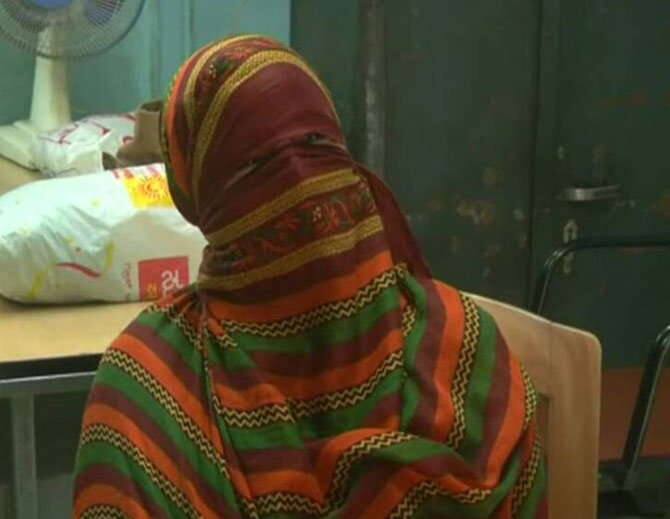 આ અંગેની વિગતો એવી છે કે, ગત નવમી જૂને મુંબઈના બાન્દ્રાથી નર્સિંગ સાથે સંકળાયેલી 32 વર્ષિય પરિણીત યુવતી તેની બહેનપણી સાથે જયપુર જવા નીકળી હતી. બાન્દ્રા અરવલ્લી ટ્રેન નંબર 19707માં નીકળેલી મહિલાની ટીકિટ કન્ફર્મ નહોતી. આથી તે સીટ માટે પ્રયાસ કરતી હતી. દરમિયાન પેન્ટ્રી કારમાં વેઈટર તરીકે કામ કરતાં અઝહરે તેનો સંપર્ક સાધ્યો હતો અને ટીકિટ અપાવી દેવાની લાલચ આપી હતી. 