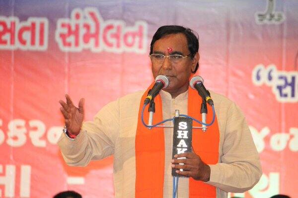 રમણલાલ વોરા આંખની સારવાર કરાવવા પ્રાઇવેટ કારમાં મંગળવારે સાંજે ગાંધીનગર સિવિલ હોસ્પિટલમાં ગયા હતા. સ્પીકરે તાત્કાલિક સારવાર આગળ કારને ઊભી રાખી. ત્યાં ઉભો રહેલો સિક્યુરીટી ગાર્ડ તેમને ઓળખી ન શક્યો. આ કારણે જ તેણે રમણલાલને કહ્યું કે, 'કાકા, તમારી કારને અહીં ન મૂકો. પાર્કિગમાં મૂકી આવો.'