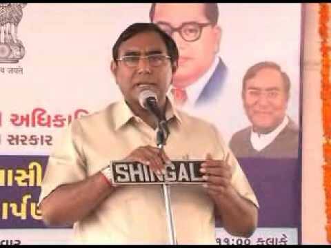આ સાંભળતાં જ વોરાએ પિત્તો ગુમાવ્યો અને ગાર્ડને 'ગધેડા, મને ઓળખતા નથી' કહી ધમકાવ્યો. તેમણે હોસ્પિટલ તંત્રને ફરિયાદ કરીને ગાર્ડ નોકરીમાંથી કાઢી મૂકાવ્યો હતો. ગાંધીનગર સિવિલમાં રમણલાલ વોરાએ પહેલાં પોતે મંગળવારે સવારે 9 વાગે આવશે તેમ કહેવડાવ્યું હતું પણ સાંજે પોતાના દિકરા સાથે પ્રાઈવેટ કારમાં ગયા હતા.