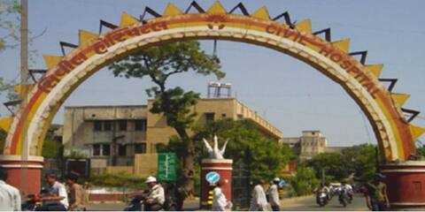 ગુજરાત વિધાનસભાના અધ્યક્ષે સિવિલમાં ખોટી જગાએ કાર પાર્ક કરી ને ગાર્ડે પાર્કિંગમાં મૂકવા કહેતાં ગયો પિત્તો, પછી શું કર્યું ? ગુજરાત વિધાનસભાના અધ્યક્ષે સિવિલમાં ખોટી જગાએ કાર પાર્ક કરી ને ગાર્ડે પાર્કિંગમાં મૂકવા કહેતાં ગયો પિત્તો, પછી શું કર્યું ?