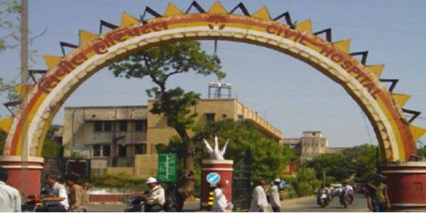 ગાંધીનગર: વિધાનસભા અધ્યક્ષ રમણલાલ વોરાએ ગાંધીનગર સિવિલ હોસ્પિટલમાં ઈમરજન્સી વોર્ડ પાસે ફરજ બજાવતા સિક્યુરિટી ગાર્ડને નોકરીમાંથી કઢાવી મૂક્યો છે. રમણલાલ વોરા હોસ્પિટલમાં ગયા ત્યારે તેમણે ખોટી જગાએ કાર પાર્ક કરી હતી. ગાર્ડે તેમનું ધ્યાન દોરતાં તેમનો પિત્તો ગયો ને ગાર્ડને નોકરીમાંથી કઢાવી મૂક્યો.