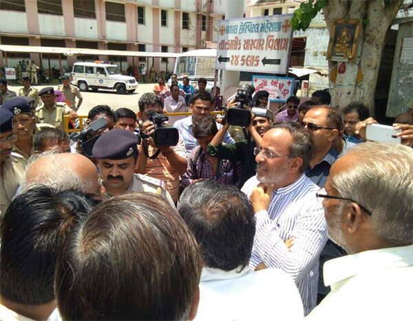વહીવટી તંત્રે સિવિલમાં કોલ્ડરૂમ સામે પરિવાર સિવાય કોઈપણ હાજર ના રહે તેવી સૂચના આપતાં બાબુ માંગુકિયાએ જાહેર કર્યું હતું કે, સિવિલમાં શુક્રવારે સવારે પાટીદારોએ પહોંચી જવું અને માનો કે અંદર ન જવા દે તો મોઢા અને હાથ પર પટ્ટી બાંધી રોડ પર બેસી જવું. તેમણે જાહેરાત કરી હતી કે આમરણાંત ઉપવાસના કાર્યક્રમ પણ અપાશે.