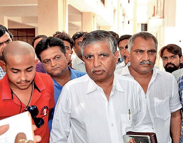 ચિરાગ પરમાર, ભરત બ્રહ્મભટ્ટ તથા જીજ્ઞેશ બ્રહ્મભટ્ટને લઇ રિમાન્ડ માટે પોલીસ બુધવારે સવારે 9.15 કલાકે ડિસ્ટ્રિકટ એન્ડ સેશન્સ જજ બી.એ. જોષીના બંગલે પહોંચી હતી. જો કે જજે બંગલે નહીં, કોર્ટમાં આવવા કહ્યું હતું. તેથી પોલીસ કોર્ટમાં પહોંચી હતી જયાં ત્રણેય આરોપીના 7 દિવસના રિમાન્ડ મંજૂર કરાયા હતા.