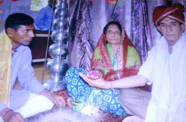 લાંભાના જીવનધારા વૃદ્ધાશ્રમમાં રહેતા પોરબંદર નિવાસી 64 વર્ષીય ભરત દવે અને મુંબઇથી 8 મહિના પહેલા અહીંયા રહેવા આવેલા 61 વર્ષીય ઇલાબહેન ઢગાઇએ તાજેતરમાં પ્રભુતામાં પગલા પાડ્યા હતા. બંનેના જીવનમાં ઘણી સામ્યતાઓ રહેલી છે. નવદંપતી પોતાના પરિવારજનોની કાળજી રાખવામાં અને ઉછેર કરવામાં પોતાનો સંસાર વસાવી શક્યા નહોતા.
