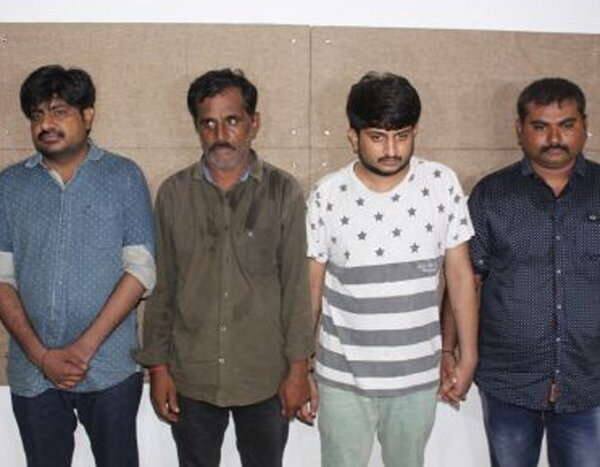 ફાઇનાન્સર બિસુભાઈ વાળાના બે પુત્ર બિરેન અને રાજવીરે 25 મેના રોજ સગી બહેનનું ઓનર કિલિંગ કર્યું હતું. પૂનમનું કારમાં અપહરણ કરી ખાનપર ગામે વાડીમાં બળજબરીથી ઝેરી દવા પીવડાવી હત્યા કરી હતી. પકડાયેલા શખ્સોની કબૂલાત મુજબ, બન્ને ભાઈએ વાડીમાં બહેન પૂનમના હાથ-પગ પકડી રાખ્યા હતા. જ્યારે રસોયા રમેશગીરી ઉર્ફે મામુ ગોસ્વામીએ બળજબરીથી ઝેરી દવા પીવડાવી દીધી હતી. 