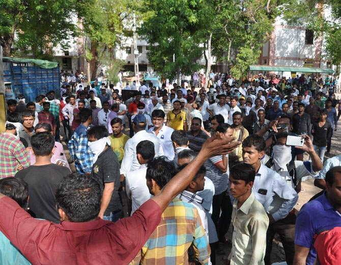 પાટીદારોનાં સૂત્રોએ જણાવ્યું છે કે, પોલીસે પ્રસિદ્ધ કરેલા જાહેરનામાને પગલે સંઘર્ષની શક્યતા નકારી શકાય તેમ ન હોઇ અંતિમયાત્રાનો નિર્ણય લેવાયો છે. આ અંતિમ યાત્રામાં કોઈ છમકલું ના થાય તે માટે જંગી પ્રમાણમાં પોલીસોનો ખડકલો કરી દેવાયો છે ને મહેસાણા લશ્કરી છાવણીમાં ફેરવાઈ ગયું છે. 