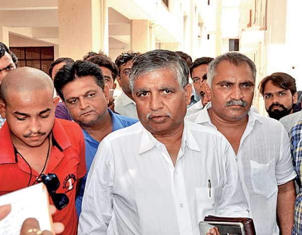 મહેસાણા સિવિલથી રવિવારે સવારે 8 વાગે કેતનની સ્મશાન યાત્રા નીકળી છે. આ અંતિમયાત્રા રાધનપુર ચોકડીથી પાંચોટના માર્ગે નુગર બાયપાસથી મીઠા- સામેત્રા થઇને બલોલ પહોંચશે. કેતન પટેલના પિતા મહેન્દ્રભાઇ નાજુક તબિયતને કારણે સીધા સ્મશાને પહોંચી પુત્રને અગ્નિ સંસ્કાર આપશે.