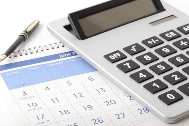 સરકારના જે પ્રસ્તાવ પર ચર્ચા ચાલી રહી છે, તે અનુસાર સંસદનું બજેટ સત્ર ડિસેમ્બર પહેલા શરૂ થઇ જશે, જેથી બજેટ પ્રક્રિયાને વર્ષ સમાપ્ત થતા સુધી પૂર્ણ કરી શકાય. આપને જણાવી દઇએ કે બજેટની પ્રક્રિયાને પૂરી કરવામાં અંદાજે બે મહિનાનો સમય લાગે છે. ત્યારે સંભાવના એવી વ્યક્ત થઇ રહી છે કે સરકારે નવેમ્બર પહેલા સપ્તાહમાં બજેટ રજૂ કરી શકે છે.