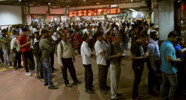  આરટીઆઈથી મળેલી જાણકારી અનુસાર અનારાક્ષિત ટિકિટ સિસ્ટમ (યૂટીએસ) અંતર્ગત બુક કરવામાં આવેલ ટિકિટને કેન્સલ કરવાથી રેલવેને નાણાંકીય વર્ષ 2012-13માં 12.98 કરોડ રૂપિયા, 2013-14માં 15.74 કરોડ રૂપિયા, 2014-15માં 14.72 કરોડ રૂપિયા, 2015-16માં 17.23 કરોડ રૂપિયા અને 2016-17માં 17.87 કરોડ રૂપિયાની આવક થઈ હતી.