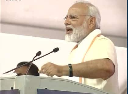 અમદાવાદઃ PM મોદી બે દિવસના ગુજરાત પ્રવાસ પર છે. વડાપ્રધાન મોદીએ સાબરમતી આશ્રમના શતાબ્દી વર્ષ નિમિતે આયોજીત કાર્યક્રમમાં લોકોને સંબોધ્યા હતા. અહીં તેમણે મહાત્મા ગાંધીજીના આધ્યાત્મિક માર્ગદર્શક શ્રીમદ્ રાજચંદ્રજીની 150મી જન્મજયંતી પર્વ નિમિત્તે 150 રૂપિયાનો સિક્કો તેમજ ટપાલ ટિકિટ બહાર પાડી હતી. આ પ્રસંગે વડાપ્રધાન મોદીએ ગૌભક્તિના નામ પર હિંસા કરતા લોકોને ચેતવણી આપી હતી. મોદીએ કહ્યું કે, ગૌભક્તિના નામ પર લોકોની હિંસા સ્વીકાર નથી. જો ગાયની ભક્તિ કરવી હોય તો ગાંધીજી-વિનોબાની રીતે કરો. વિનોભાજી જીવનભર ગૌરક્ષા માટે પોતાની જાતને આહત કરતાં રહ્યાં.