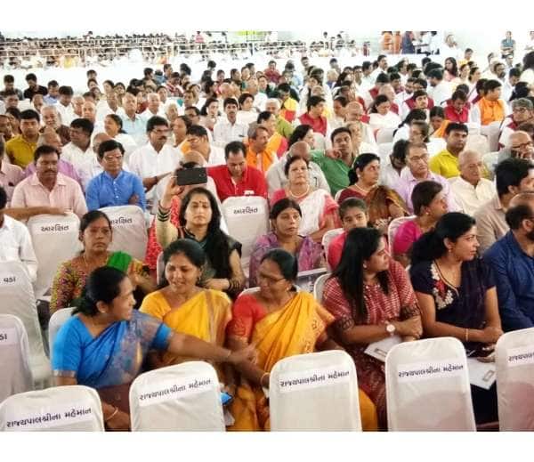  વડાપ્રધાન નરેન્દ્ર મોદી આજે રાજકોટમાં સૌની યોજનાનો પ્રારંભ કરાવશે. સાંજે 5.30 કલાકે આજીડેમમાં નર્મદાના નીરના વધામણા કરી મોદી લોકાર્પણ કરશે. આ યોજનાનો સીધો લાભ રાજકોટને મળશે. મોદી આવવાના હોવાથી આજીડેમ, તેઓ જ્યાં સભા કરવાના છે તે સ્થળ અને આસપાસના વિસ્તાર શણગારવામાં આવ્યો છે.