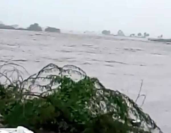 બાદમાં NDRF અને ફાયર બ્રિગેડની મદદથી બચાવી લેવાયા છે. તો ભારે વરસાદના કારણે નદીઓ ગાંડીતુર બની છે. નદી-નાળાઓ ઓવરફ્લો થતાં વાહનો પણ તણાઈ જતા નજરે પડ્યા.ચો બીજીતરફ વાંકાનેરમાં ચાર ઈંચથી વધુ વરસાદ પડતા અનેક રસ્તાઓ પાણીમાં ગરકાવ થઈ ગયા. તો હજી પણ સૌરાષ્ટ્રના અનેક જીલ્લાઓમાં ધીમી ધારે વરસાદ ચાલુ છે. આ તરફ રાજકોટમાં પણ વરસાદનું જોર પડ્યું છે.