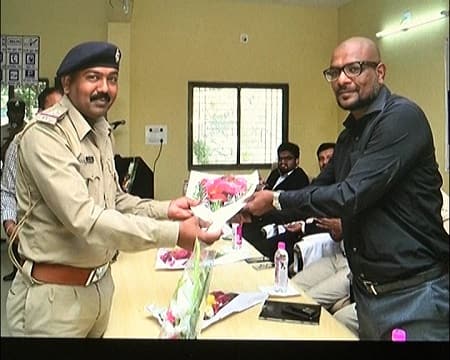 અમદાવાદના કારંજ ભવન પોલીસસ્ટેશનમાં થોડા સમય પહેલા વાઇફાઇ ઝોન બનાવવામાં આવ્યું હતું. જેનો કોન્ટ્રાક્ટ નોમાન શેખ નામના વ્યક્તિને હેલ્પીંગહેન્ડ્સના સંચાલક સાજીદ સૈયદે આપ્યો હતો. 1 લાખ 60 હજારમાંથી 20 હજાર રૂપિયા એડવાન્સમાં આપી સાજીદ સૈયદે 1.40 લાખ ન ચૂકવી છેતરપિંડી આચરતા કારંજ પોલીસસ્ટેશનમાં ફરિયાદ નોંધાઇ છે. સાજીદ સૈયદ ઉંઝાની મિરાદાતા પાસે છુપાયો હોવાની પોલીસને જાણકારી મળી પણ તે એટલો ચબરાખ હતો કે તેનેપોલીસ પકડી જશે તેવી ભનક આવી જતા તે ત્યાંથી નાસિક ભાગી ગયો અને જુહાપુરા ખાતે આવતા જ તે પોલીસના હાથે ઝડપાઇ ચૂક્યો હતો. 