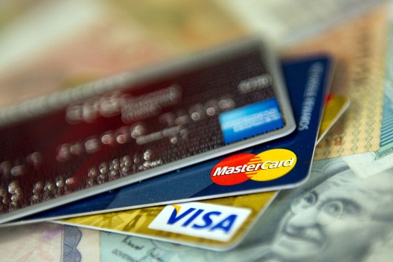 Credit Card Offers Planning for Year end Holidays these Credit Cards Bring Air Miles Goodies Credit Card Offers: इन क्रेडिट कार्ड्स पर मिल रहे शानदार ऑफर, मिलेगा फ्री हवाई टिकट पाने का मौका