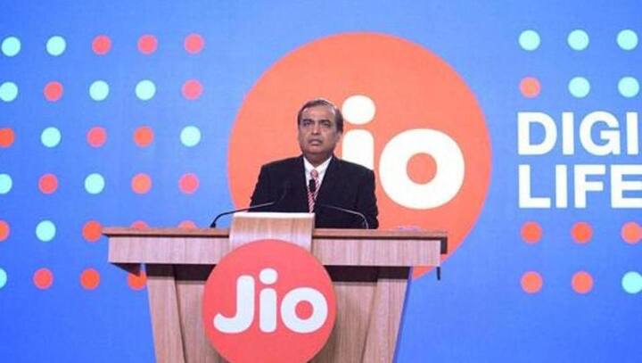 રિલાયન્સ જીઓ પોતાના ગ્રાહકોને લોન્ચ સમયથી જ ઓછી કિંમતમાં ડેટા અને અનલિમિટેડ કોલ સર્વિસ પુરી પાડશે. ગ્રાહકોને સેવાનો લાભ લેવા માટે દર મહિને રિચાર્જ કરાવવું પડશે. આ વચ્ચે કંપનીએ એક નવી ઓફર રજૂ કરી છે. જેમાં ગ્રાહકોને 4જી ડેટાનો લાભ આપવામા આવશે પરંતુ આ પ્લાન ફક્ત જીઓફાઇ યુઝર્સ માટે જ છે. 