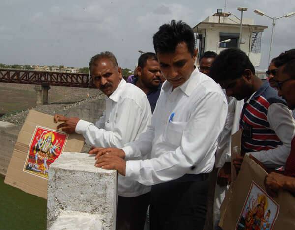 અમરેલીમાં થયેલા કસ્ટોડિયલ ડેથ પછી દલિતો તેમને થઈ રહેલા અન્યાય સામે અવાજ ઉઠાવ્યો છે. ડુંગરના યુવકનિા કસ્ટોડિયલ ડેથમાં ગઈ કાલે એલસીબીએ ચાર આરોપીની ધરપકડ કરી છે. જોકે, દલિત સમાજના લોકોને આ બનાવ બાબતે શંકાસ્પદ હોય તેવું લાગી રહ્યું છે. આ કસ્ટોડિયલ ડેથમાં જેલના કર્મચારી અથવા તો કોઇ અધિકારીના બનાવમાં સંડોવાયેલા હોવાનો આક્ષેપ તેઓ કરી રહ્યા છે. 