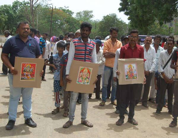 કસ્ટોડીયલ ડેથમાં પકડાયેલા ચાર આરોપી ઉપરાંત હજુ પણ કોઇએ બનાવમાં સાથ આપ્યો હોય તેવી શંકા લાગતા દલિત સમાજે સીબીઆ તપાસની માગ કરી છે. જો 7મી જુલાઇ સુધીમાં કોઇ કાર્યવાહી નહીં કરાઇ તો યુવકની દફનાવેલી લાશને ગાંધીનગર ખાતે લઇ જઇને મુખ્યમંત્રીને રજુઆત કરાશે.