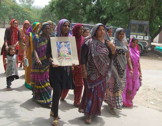 અમરેલી: અમરેલીમાં 200 દલિત પરિવારોએ હિન્દુ ધર્મ છોડીને બૌધ ધર્મ અપનાવી લેતાં ભારે ચકચાર જાગી છે. આ દલિત પરિવારોએ હિન્દુ ધર્મના દેવી-દેવતાઓને સન્માન સાથે ઠેબી ડેમના પાણીમાં પધરાવી દીધા હતા. આ દલિત પરિવારોએ અમરેલીમાં થયેલા કસ્ટોડિયલ ડેથ પછી ચાલી રહેલા આંદોલનના ભાગરૂપે આ પગલું ભર્યું છે. આ કેસમાં દલિત સમાજ દ્વારા સીબીઆઇ તપાસની માગ કરાઇ છે.