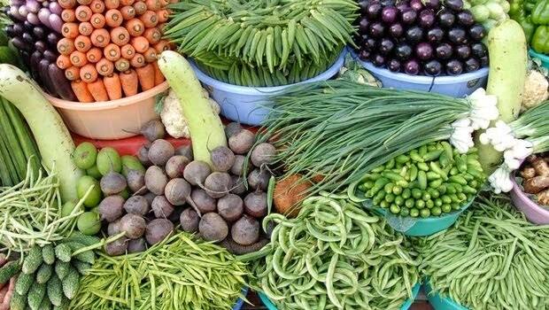 છેલ્લા એક જ સપ્તાહમાં જે શાકભાજી 40થી 50 રૂપિયા પ્રતિ કિલોગ્રામ મળતું હતું તે સીધું જ 100થી 130 રૂપિયા પ્રતિ કિલોગ્રામે મળવા લાગ્યું છે. મહત્ત્વનું છે કે આ ભાવ જથ્થાબંધ વેપારીઓ દ્વારા લેવામાં આવી રહ્યા છે જ્યારે છૂટક બજારમાં ગ્રાહકોએ આનાથી પણ વધારે કિંમત ચૂકવવી પડી રહી છે. આ કમરતોડ ભાવ વધારાને કારણે ગૃહિણીઓનું બજેટ ખોરવાઈ ગયું છે.