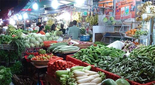  વિવિધ શાકભાજીના કિલોગ્રામના ભાવ જોઈએ તો ટમેટા 55 રૂપિયે કિલો મળતા હતા તે હવે 130 રૂપિયા કિલો મળી રહ્યા છે. કોથમીર 80 રૂપિયે કીલો મળતી હતી તેના 160 થઈ યા, પાલકના 50 રૂપિયા હતા તે વધીને 130 થઈ ગયા. તેમજ મરચાંનો ભાવ 50 હતો તે વધીને કિલોએ 80 રૂપિયા થઈ ગયા છે. ગવાર અને ભીંડાના 70 રૂપિયા હતા તેના 110 રૂપિયા થઈ ગયા છે.