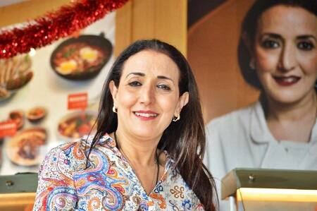 પ્રધાનમંત્રી નરેંદ્ર મોદીના ભોજનની જવાબદારી રીના પુષ્કર્ણાને સોંપવામાં આવી છે. રીનાએ મીડિયાને જણાવ્યું હતું કે પ્રધાનમંત્રી નરેંદ્ર મોદી માટે ખાસ ગુજરાતી ભોજનની વ્યવસ્થા કરવામાં આવી છે, જેમ કે દાળ, ભાત, ખિચડી, પાપડ અમારુ ધ્યાન માત્ર આ જ ભોજન પર કેંદ્રીત છે.