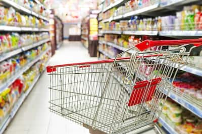 Consumer Complaint: જો દુકાનદાર તમારી પાસેથી એમઆરપી કરતાં વધુ પૈસા માંગે છે, તો તમે તેની ફરિયાદ કરી શકો છો. ક્યાં અને કેવી રીતે ફરિયાદ કરી શકાય છે, તે આવા કેસોમાં ચાલો તમને જણાવીએ છીએ.