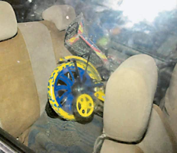 લાશને ઓળખવા માટે તેમના પરિવારમાંથી એક વૃદ્ધે ગાડી અને મોબાઈલ ફોન પરથી તેમના જમાઈની ઓળખ કરી હતી. અને કહ્યું કે, તેમની પુત્રીનું ત્રણ મહિના પૂર્વે મગજનો તાવ આવતાં મૃત્યું થયું હતું અને તે પણ 7 તારીખે જ મૃત્યું થયું હતું, જેથી તેમના જમાઇ ખોડાજીએ આજ તારીખે આપઘાત કર્યો હોવાનું માની શકાય. તરવૈયાઓએ મોડી રાત સુધી લગભગ 4 કલાકની ભારે જહમત બાદ ત્રણેયની લાશ બહાર કાઢતાં હાજર પરિવારે આક્રંદ કરી મુક્યો હતો.