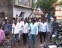 અમરેલી: કબરમાંથી લાશ કાઢવા પહોંચેલા દલીતોની પોલીસે કરી અટકાયત, બે યુવાનનો આત્મવિલોપનનો પ્રયાસ