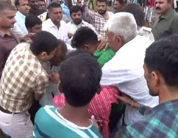 જેને પગલે સવારથી જ ડુંગરમાં પોલીસના ધાડેધાડા ખડકાયા હતાં. અહિં મહિલાઓ સહિત 100 થી વધુ લોકો કબરમાંથી આ યુવકની લાશ બહાર કાઢવા ધસી ગયા હતાં. જો કે પોલીસે તેમને તેમ કરવા નહી દઇ 66 લોકોની અટકાયત કરી લીધી હતી. અહિં દલીત સમાજે ભારે સુત્રોચ્ચાર સાથે પોતાનો વિરોધ પણ વ્યક્ત કર્યો હતો. તમામ લોકોને પીપાવાવ મરીન પોલીસ મથકે લઇ જવાયા હતાં. 