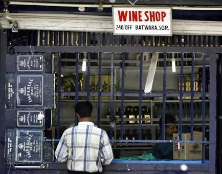 vijayawada dsp vishal gunni warns bar wine shop owners to put CCTV Camers DNN Vijayawada: బార్లు, వైన్ షాపుల్లో అవి త‌ప్ప‌కుండా పెట్టాల్సిందే! ఓనర్లకి బెజ‌వాడ పోలీసుల వార్నింగ్
