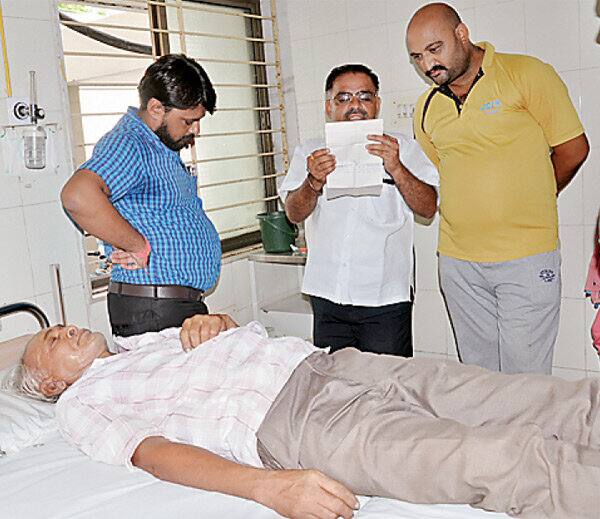 આ ચિઠ્ઠીમાં તેમણે લખ્યું હતું કે, ‘મારી પત્નીએ મને લગ્નનું એક પણ શારીરિક સુખ આપ્યું નથી. મારાં લગ્નને ૩૦થી વધુ વર્ષ થઈ ગયા છતાં મારી પત્ની તરફથી મને કોઈ શારીરિક સુખ મળ્યું નથી. હું હસ્તમૈથુન થકી શારીરિક સુખ ભોગવું છું. અવારનવાર માનસિક ત્રાસ આપતી પત્નીની કંટાળી મારી જિંદગીનો અંત લાવું છું. ’ 