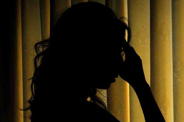 પીઠાની પત્નીને ચાલવાની તકલીફ પડતાં ભાભીઓએ કારણ પૂછ્યું એ વખતે માતાની ઉત્તરક્રિયા પૂરી થઇ ન હોવાથી તેણે હરસ હોવાનું કહ્યું હતું. ઉત્તરક્રિયા પૂરી થયા બાદ ભાભીઓને સમગ્ર હકીકતથી વાકેફ કરતાં બધા ચોંકી ઉઠ્યા હતા. તરત જ તેમણે ભાઈઓને વાત કરી અને યુવતીને લઇ પોલીસ મથકે પહોંચ્યા હતા.