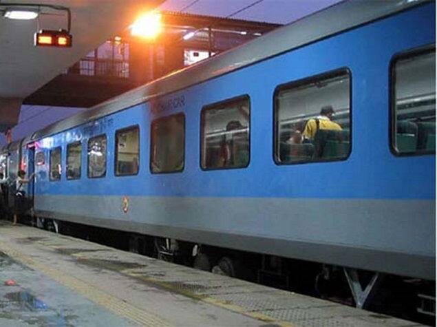 Indian Railway News: दिल्ली-मुंबई के बीच चलने वाली विशेष ट्रेन को किया गया अपडेट, जानिए क्या हैं ट्रेन में सुविधायें Special train running between Delhi-Mumbai Train No. 12953/12954 Mumbai Central– Hazrat Nizamuddin August Kranti Rajdhani Express has been updated, know what are the facilities in the train Indian Railway News: दिल्ली-मुंबई के बीच चलने वाली विशेष ट्रेन को किया गया अपडेट, जानिए क्या हैं ट्रेन में सुविधायें