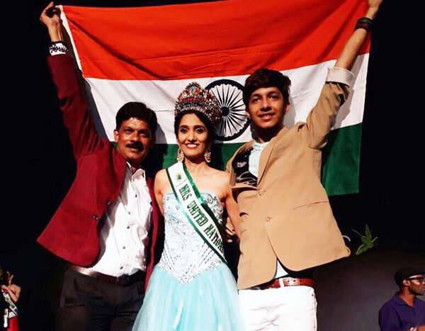 નીપા સિંહના લગ્ન બિહારના રહેવાસી મનીષ સિંહ સાથે થયા છે અને તઓ પતિ સાથે અમદાવાદમાં રહે છે. નીપા સિંહનું પિયર વિજાપુરનું લાડોલ ગામ છે. તેમના પિતા નાગર બ્રાહ્મણ છે. જોકે, તેઓ વર્ષો પહેલા નાગપુરમાં જઇને વસી ગયા હતા. નીપા સિંહનો જન્મ નાગપુરમાં થયો હતો. નીપા સિંહે આર્થિક ભીંસને કારણે તેમણે પિતાને મદદ કરવા ઓછી ઉંમરે નોકરી કરવાનું શરૂ કર્યું. 