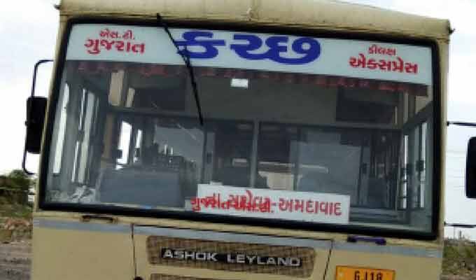 નારાયણ સરોવરથી અમદાવાદ રૂટની એસટી બસ ધ્રાંગધ્રાથી નીકળી અમદાવાદ તરફ આવી રહી હતી. દરમિયાન બપોરે ૩ વાગ્યે હોલ્ડ કરીને રવાના થઇ હતી. 53 મુસાફરોથી ભરેલી આ બસ ધ્રાંગધ્રા-અમદાવાદ ફોરલેન હાઇવે પર દુદાપુર ગામના પાટિયા પાસેથી પસાર થતી હતી ત્યારે બસના ડ્રાઇવર રસિકસિંહ ઝાલાને હાર્ટઅટેકનો હુમલો આવ્યો હતો. 