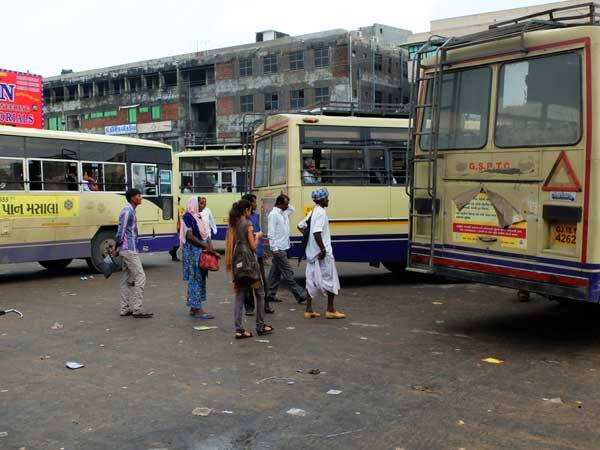 જોકે, રસિકસિંહ ઝાલાને સારવાર મળે તે પહેલાં તેમનું મૃત્યુ થયું હતું. ચાલુ બસે ડ્રાઇવરને અટેક આવતાં બસમાં બેઠેલા પ૩ મુસાફરોના જીવ તાળવે ચોંટી ગયો હતા. જોકે ડ્રાઇવરની સમયસૂચકતાના કારણે તમામ મુસાફરોનો આબાદ બચાવ થયો હતો.