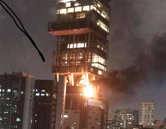 અંબાણી પરિવારના ભવ્ય એવા આ એન્ટિલિયામાં આગની ઘટનામાં સદનસીબે કોઈને ઈજા પહોંચી નહતી. પ્રાપ્ત વિગતો મુજબ સોમવારે રાત્રે ૯ કલાકે આગ લાગી હોવાનો મુંબઈ ફાયર બ્રિગેડને કોલ મળ્યો હતો. મુકેશ અંબાણીના વૈભવી ગણાતા એન્ટિલિયાના ટેરેસમાં આગ લાગી હોવાનું જણાયું હતું. ચીફ ફાયર ઓફિસર પી એસ રાહાંગદલેએ જણાવ્યું હતું કે તાત્કાલિક ઘટના સ્થળે ફાયરનો કાફલો રવાના કરવામાં આવ્યો હતો અને આગ પર કાબૂ મેળવી લેવાયો હતો.