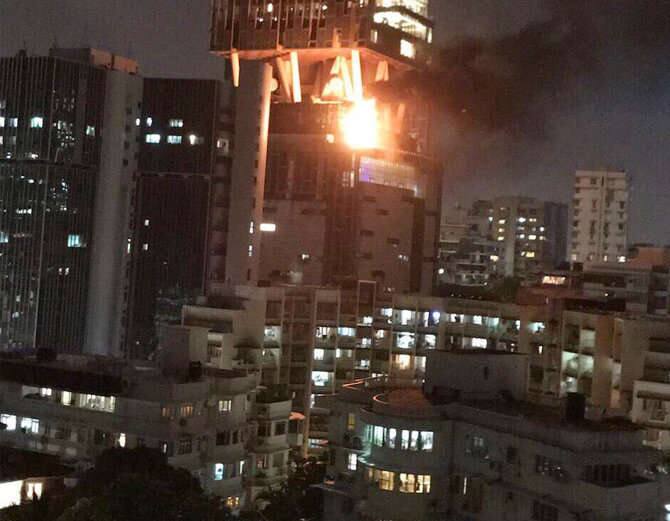  આગ ગાર્ડન એરિયામાં લાગી હતી જ્યાં મોબાઈલ ટાવર પણ આવેલો હતો. ડીસીપી રશ્મી કરાંડિકર, શહેર પોલીસ પ્રવક્તો જણાવ્યું હતું કે મુકેશ અંબાણીના એન્ટિલિયા બિલ્ડિંગના છઠ્ઠા માળે આગ લાગી હતી. ઘટનાની જાણ થતા પોલીસ તેમજ ફાયરનો કાફલો ત્યાં પહોંચી ગયો હતો. રિલાયન્સના પ્રવક્તાએ જણાવ્યું હતું કે આગ ગાર્ડન એરિયામાં લાગી હતી જેને તુરંત કાબૂમાં આવી ગઈ હતી.