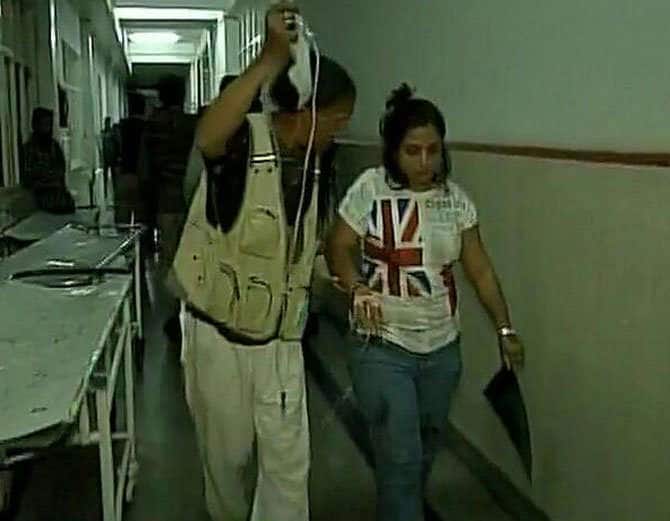 સોમવારે શ્રીનગર કાશ્મીરના અનંતનાગમાં રાત્રે આતંકવાદીઓએ અમરનાથ યાત્રાળુઓની બસ પર હુમલો કર્યો હતો. અંધાધૂંધ ફાયરિંગમાં સાત ગુજરાતી શ્રદ્ધાળુઓના મોત નિપજ્યા છે. જ્યારે 12 લોકોની હાલત ગંભીર છે. ખાસ કરીને મૃતકોમાં 6 મહિલા અને 1 પુરુષનો સમાવેશ થાય છે. આ ઘટનાને પગલે આર્મીએ સમગ્ર વિસ્તાર કોર્ડન કરી લીધો છે, જ્યારે આતંકી હુમલાને પગલે ચારે બાજુ અફરાતફરીના દ્વશ્યો સર્જાયા છે. તમામ મૃતકો ગુજરાતીઓ હોવાને લીધે અમરનાથ યાત્રાએ ગયેલા અન્ય ગુજરાતી યાત્રિકોના પરિવારજનોમાં પણ ભારે ચિંતા જોવા મળી રહી છે.