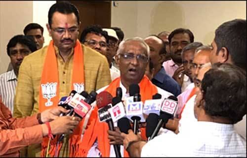 કોંગ્રેસમાં પ્રદેશ કક્ષાએ ડહોળાયેલા વાતાવરણના કારણે કોંગ્રેસના શહેર કક્ષાના આગેવાનો તથા ભૂતપૂર્વ હોદેદારોની ધીરજ ખૂટી ગઈ છે અને તેમણે ભાજપમાં જોડાવાનું શરૂ કર્યું છે. બે દિવસ પહેલાં રાજકોટમાં શંકરસિંહ વાઘેલાના સમર્થક માનતા બે આગેવાનો કોંગ્રેસ સાથે છેડો ફાડીને ભાજપમાં જોડાયા હતા.