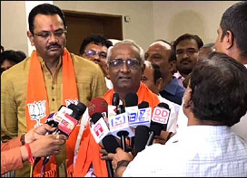 દલિત આગેવાન ઈશ્વર મકવાણા 2002માં મહેસાણા જિલ્લાની જોટાણા વિધાનસભા બેઠક પરથી ભાજપની ટિકીટ પર ચૂંટાઈને ધારાસભ્ય બન્યા હતા. 2007માં તે અપક્ષ તરીકે ચૂંટણી લડ્યા હતા અને હારી ગયા હતા. 2014ની લોકસભા ચૂંટણીમાં અમદાવાદ પશ્ચિમ બેઠક પર ડો. કિરીટ સોલંકી સામે કોંગ્રેસના ઉમેદવાર તરીકે હાર્યા હતા. 