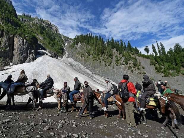  પોલીસના જણાવ્યાનુસાર, આતંકીઓએ પહેલગામના રિવર લિડર નજીક આવેલ સીઆરપીએફના બેસ કેમ્પ પર આડેધડ ગોળીબાર કર્યો હતો. જ્યાં અમરનાથ યાત્રાએ જતા શ્રદ્ધાળુઓ વરસાદને પગલે રોકાયા હતા. આતંકીઓએ ગોળીબાર કરવાની સાથે સાથે હેન્ડગ્રેનેડ પણ ફેંક્યા હતા. અમરનાથ યાત્રાળુઓ પર કરવામાં આવેલ આ અત્યાર સુધીનો સૌથી મોટો હુમલો હતો.