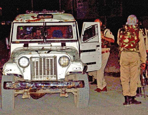 આ હુમલામાં ઘાયલ શ્રદ્ધાળુઓના પરિવારજનો સાથે મહેબૂબા મુફ્તીએ મુલાકાત કરી હતી. જ્યારે મૃતકોને શ્રદ્ધાંજલિ આપી હતી. આ દરેક મૃતકો ગુજરાતના છે. ગુજરાતના મુખ્યમંત્રી વિજય રૂપાણીએ આતકી હુમલાને સખત શબ્દોમાં વખોડ્યો છે અને કહ્યું છે કે ઘાયલોની ઉત્તમ સારવાર માટે ગુજરાત સરકાર લશ્કર અને કાશ્મીર સરકાર સાથે સતત સંપર્કમાં છે. તેમણે મૃતકોને શ્રદ્ધાંજલિ આપીને તેમના આત્માને શાંતિ માટે પ્રાર્થના કરી હતી.