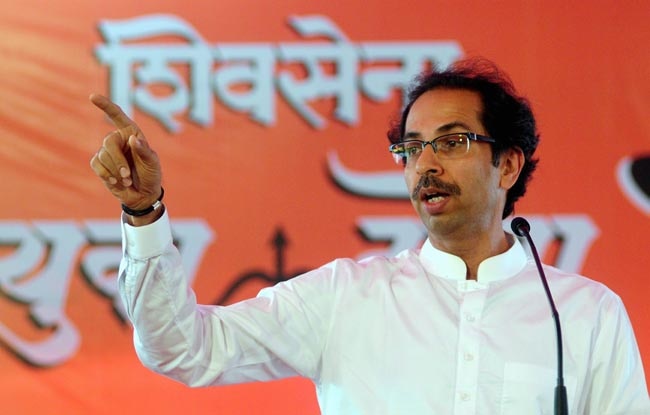 BMC election 2022 Shinde groups efforts to get support of former corporators Thackeray is likely to get a shock in Mumbai BMC Election 2022 : मुंबईत ठाकरेंना धक्का बसणार? माजी नगरसेवकांच्या पाठिंब्यासाठी शिंदे गटाचे प्रयत्न