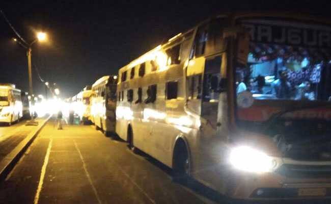  સૂત્રોએ જણાવ્યું કે, હુમલાનો ભોગ બનેલ બસ (GJ09Z 9976) સાંજે 4-40 કલાકે શ્રીનગરથી વૈષ્ણોદેવી માટે રવાના થઈ હતી. શ્રીનગરથી વૈષ્ણોદેવીનું અંતર 250 કિલોમીટર છે, જેને કાપવામાં અંદાજે 5-6 કલાકનો સમય લાગે છે. એટલે કે બસ મોડી નીકળી હતી. યાત્રિઓને કહેવામાં આવ્યું હતું કે શ્રીનગરથી 50 કિલોમીટર ચાલ્યા બાદ સંગમમાં ડ્રાઈવરને બસમાં પંક્ચર હોવાનું જાણવા મળ્યું. ત્યાર બાદ રસ્તામાં જ રોકીને તેણે ટાયર બદલ્યું. તેના કારણે બસ એક કલાક મોડી પડી. સુરક્ષાદળોના જવાનોની સવારે 4 કલાકથી સાંજે 7 કલાક સુધી હાઈવે પર પેટ્રોલિંગની ડ્યૂટી છે. પરંતુ બસ તે પછીના સમયમાં ચાલી રહી હતી.