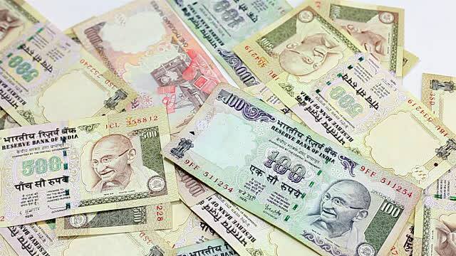  ઉર્જિત પટેલે કહ્યું કે, પ્રતિબંધિત નોટ હાલમાં પણ નેપાળથી આવી રહી છે અને સહકારી બેંકોને તેને સ્વીકારવાની મંજૂરી આપવામાં આવી છે. પોસ્ટ ઓફિસ પણ પોતાને ત્યાં રહેલી જૂની નોટો આરબીઆઈની પાસે જમા કરાવી રહી છે. આરબીઆઈ ગવર્નર નોટંબધી બાદ બીજી વખત સંસદીય સમિતિના સવાલોના જવાબ આપવા માટે તેની સામે હાજર થયા હતા.