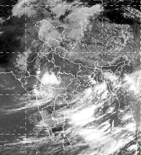જ્યારે14 અને 15 જુલાઈના રોજ દાહોદ, છોટાઉદયપુર, પંચમહાલ, નર્મદા, ભરૂચ, સુરત, નવસારી, વલસાડ, અમદાવાદ, ખેડા-આણંદ, સુરેન્દ્રનગર, મોરબી, રાજકોટ, બોટાદ, ભાવનગર, જૂનાગઢ, જામનગર, દિવ, દમણ અને દાદરા નગર હવેલીમાં ભારે વરસાદની આગાહી હવામાન વિભાગે કરી છે. 